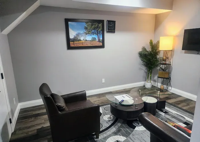 Cozy Basement Suite - Private Entrance - Free Netflix